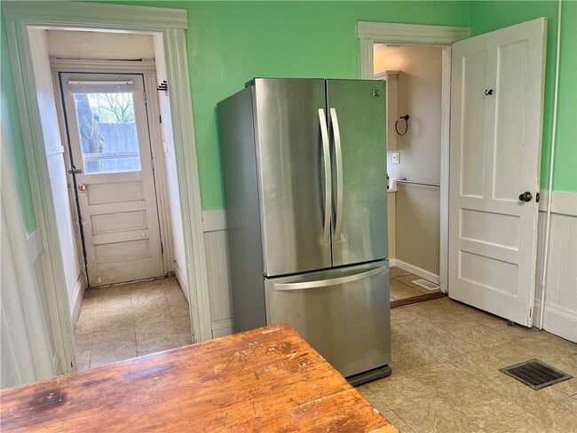 Building Photo - 237 Richard St