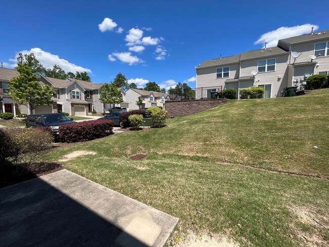 Building Photo - Corner Unit 3BD, 2.5BA Townhouse in North ...