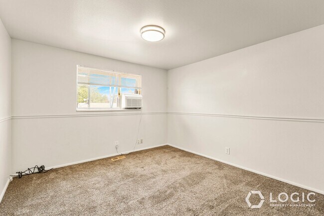 Building Photo - 331 W 170 N