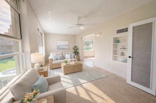 Building Photo - 2402 Ecuadorian Way