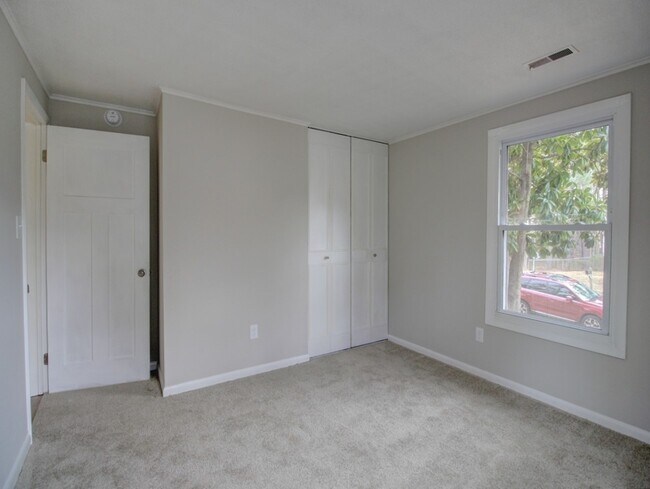 Building Photo - 3 bedroom ranch home with fenced yard!