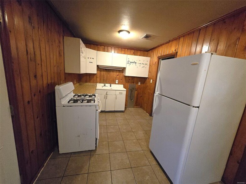 Building Photo - 1809 Midway St