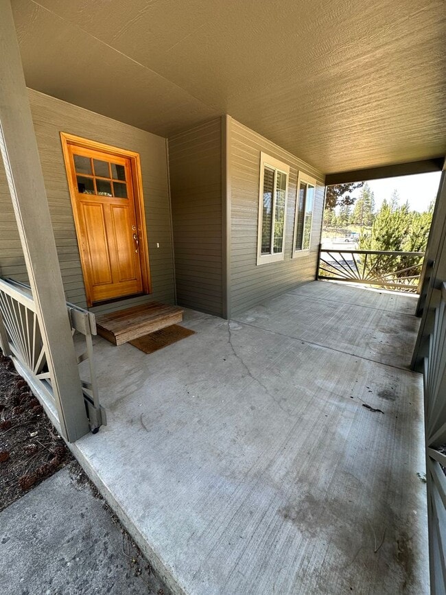 Building Photo - Bring the DOG! 3 Bdrm located in Westside Pines, All Appliances, Newer Paint In & Out, Double Gar...