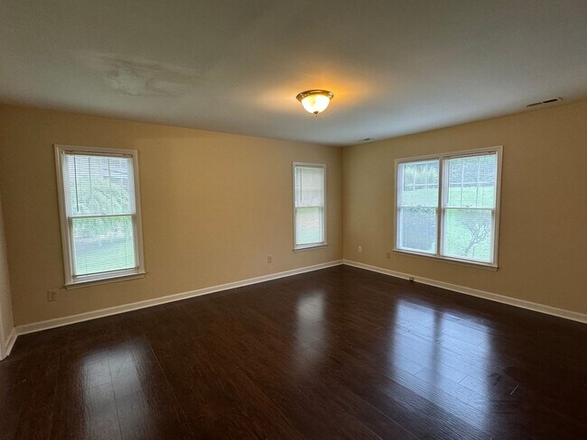 Building Photo - Very attractive 2 story townhouse.