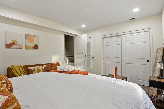 Building Photo - 366 N Hemlock Ave