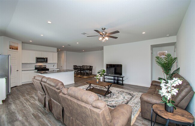 Building Photo - 8611 Shumard Oak Dr