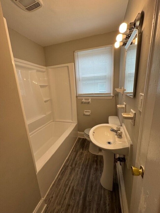 Building Photo - 3 Bedroom 1 bath  Remodeled Home