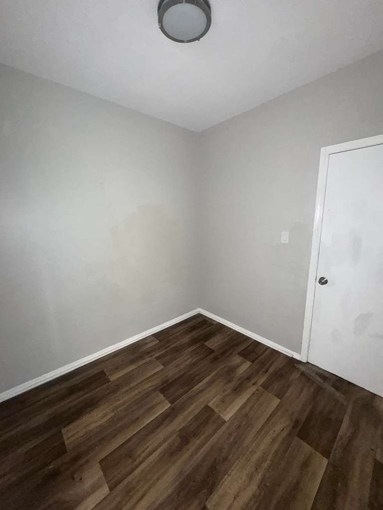 Building Photo - 427 1st St