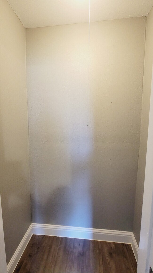 Building Photo - 4034 Dreyfus St