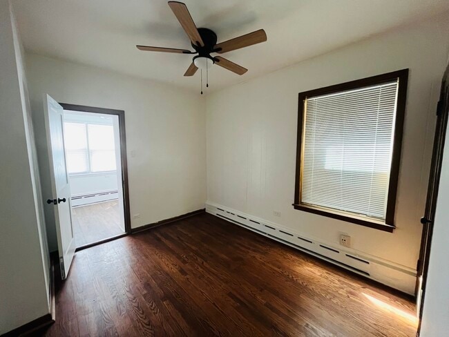 Building Photo - 5133 W Wrightwood Ave