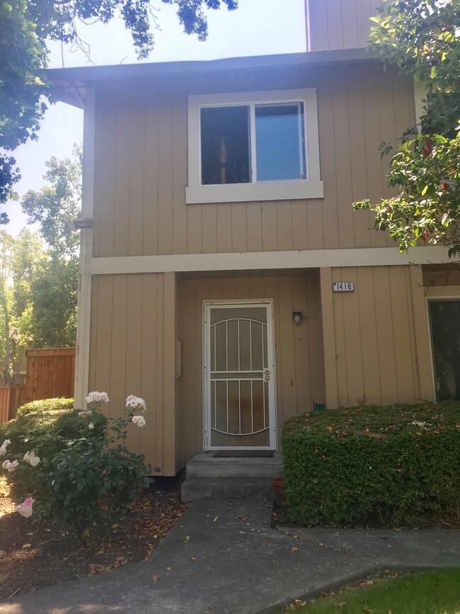 Primary Photo - Great 3br/1.5ba end unit condo with 1 car ...