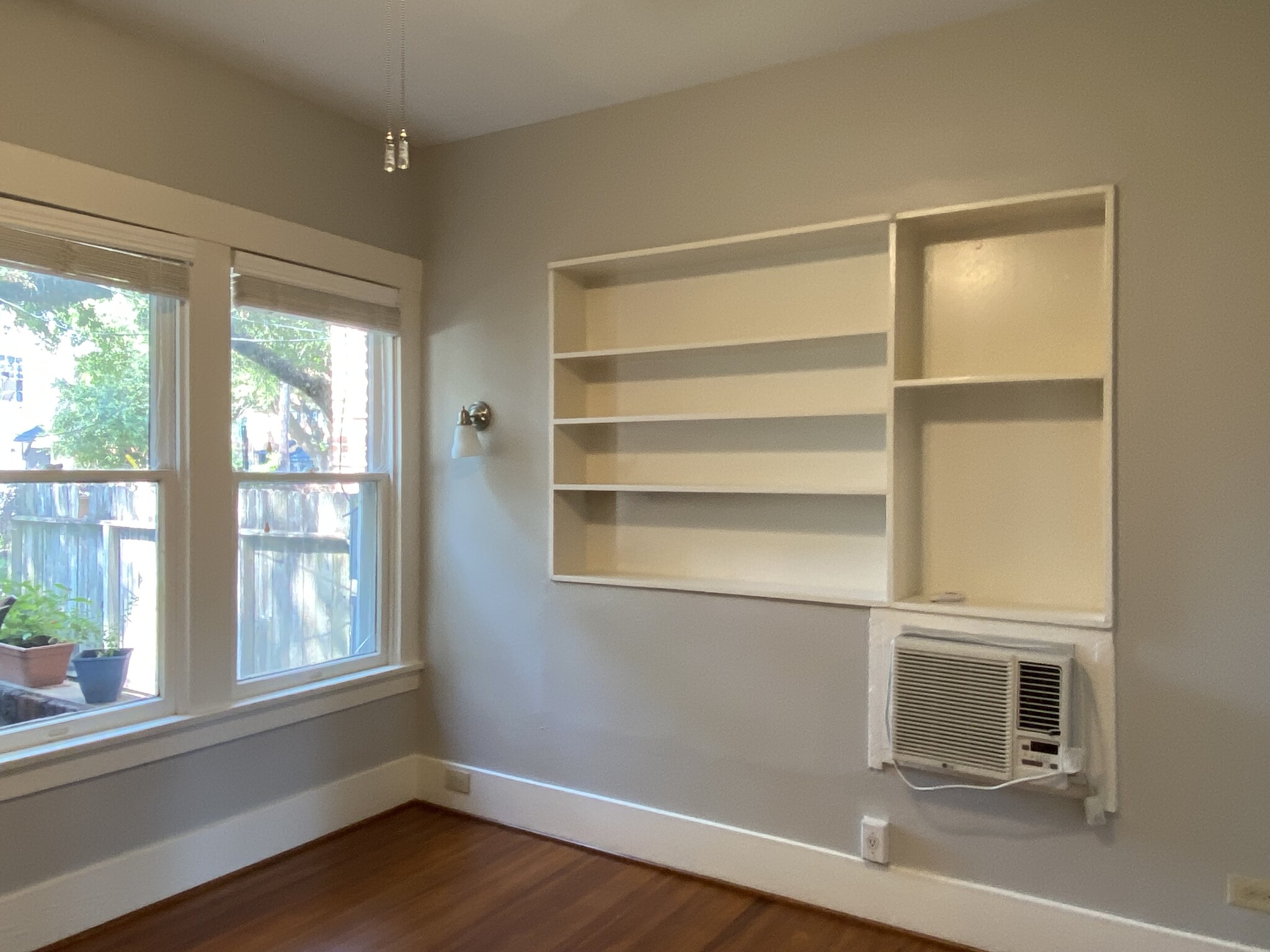 #1 Bedroom - 812 Branard St