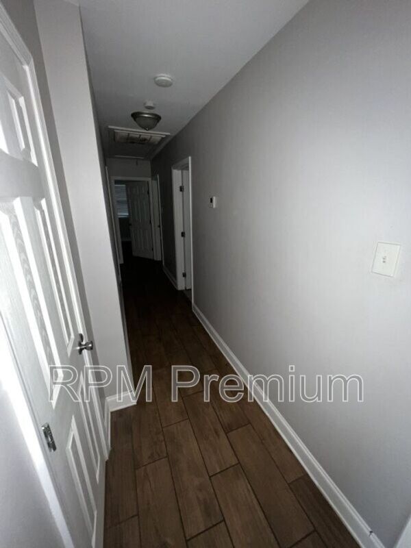 Building Photo - 4922 Sunnybrook Dr