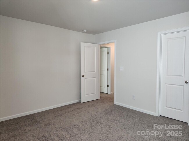 Building Photo - 1404 Secrest Cmns Dr