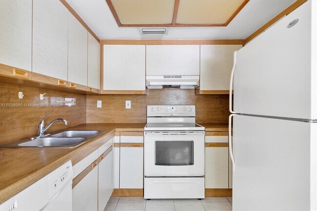 Building Photo - 9135 SW 125th Ave