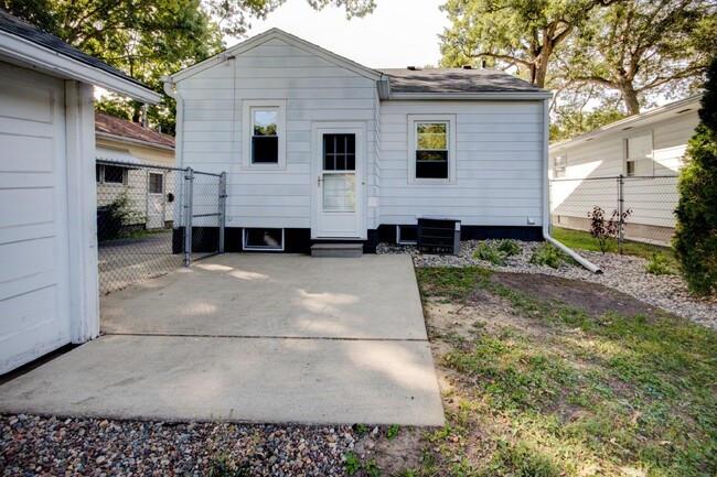 Building Photo - Beautifully Remodeled 2 Bedroom Home