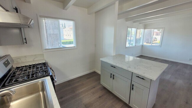 Building Photo - w8312