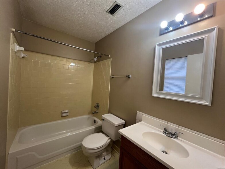 Building Photo - 4142 Strathmore Dr