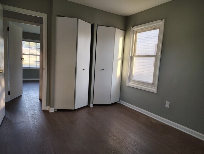 Building Photo - 434 Kenyon Ave