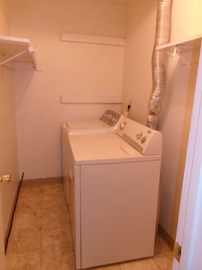 Building Photo - Well maintained 2 bedroom, 1 bath condo