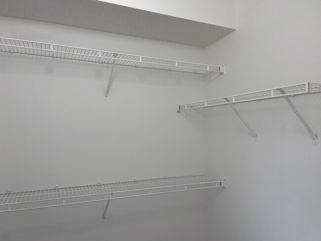 Building Photo - 5024 Lantana Rd