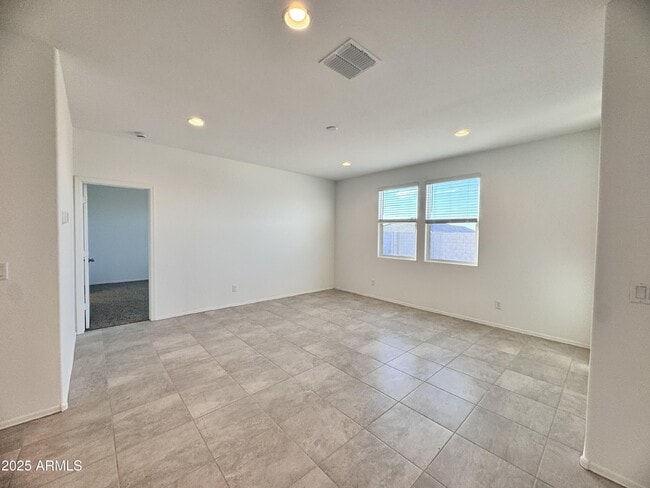 Building Photo - 1137 W Chimes Tower Dr