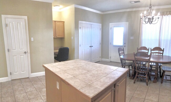 Building Photo - 3 Bedroom Townhouse Available now  in a de...