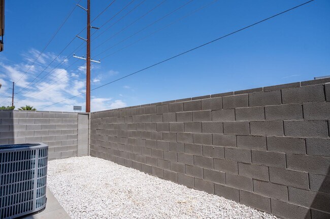 Building Photo - Newer Townhome Near Utah Tech