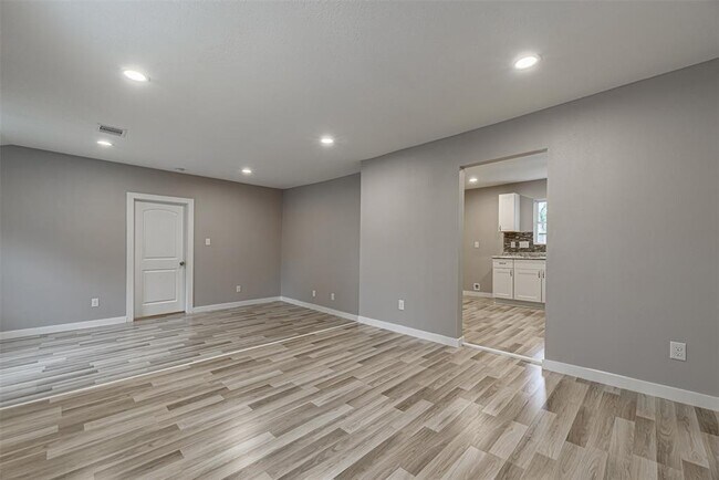 Building Photo - 4909 Higgins St