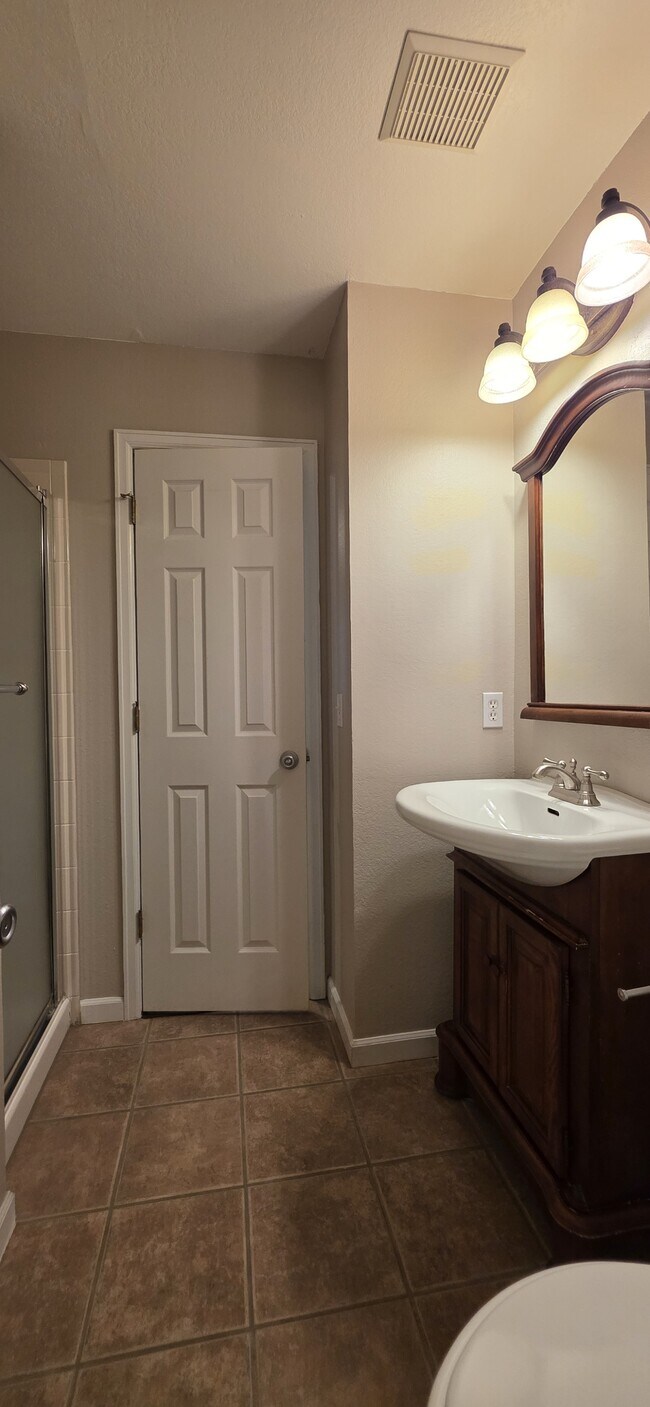 Building Photo - 572 W Jamison Pl