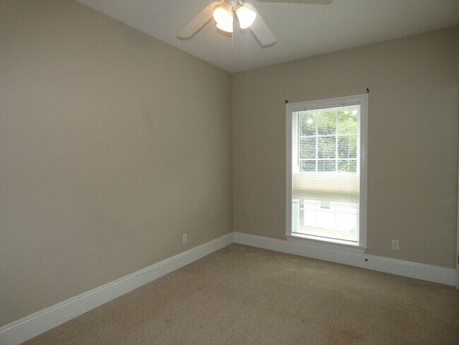 Building Photo - Marvelous Executive Pool Home in Hammersmith