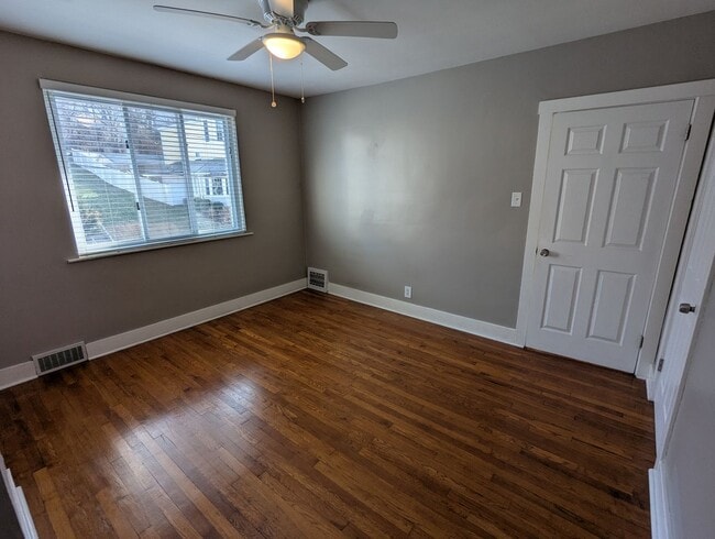 Building Photo - 4 Bedroom, 2 Bathroom Single Family Home (Mt. Washington)