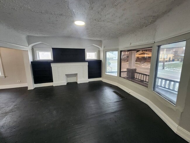 Building Photo - Charming 4-Bedroom Property in Prime Location