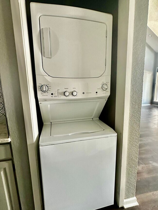Building Photo - 1 Bedroom Townhome at Quinlans Crossing