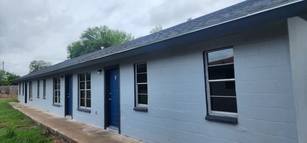 Building Photo - 1013 Reynosa St