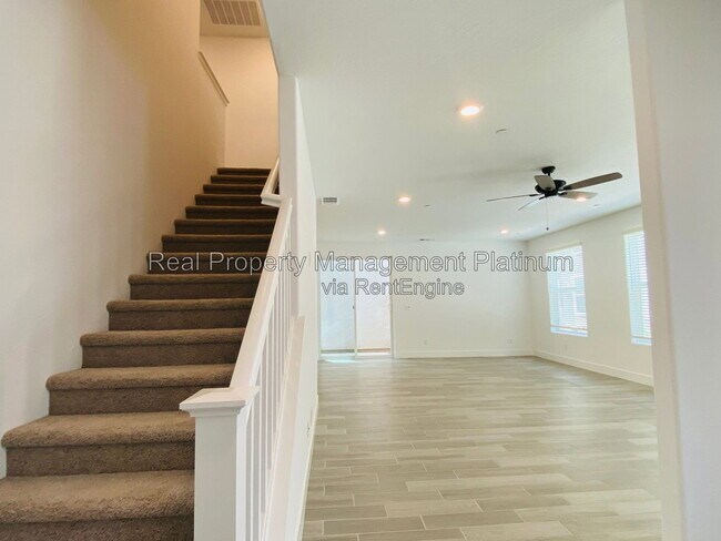 Building Photo - 2752 E Tamarind Dr