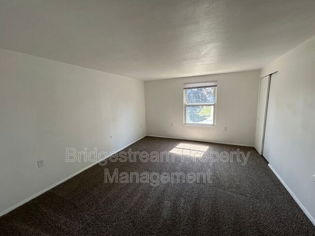 Building Photo - 149 Oak St