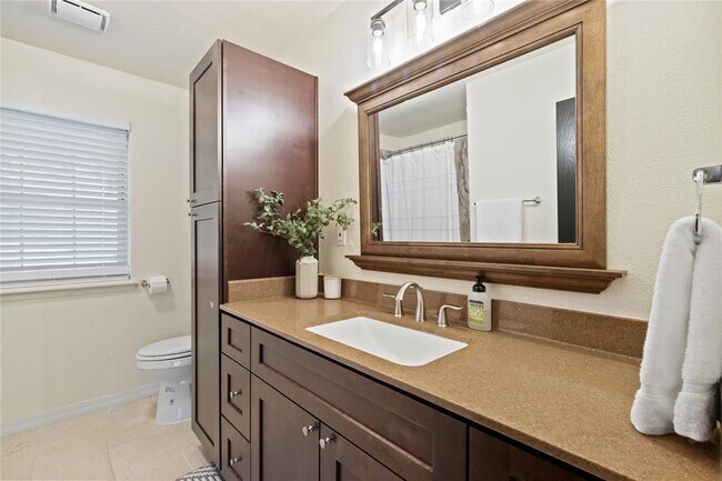 Building Photo - 1702 Oakridge Dr