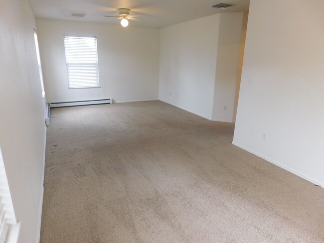 Building Photo - 3 bedroom home with fenced yard and garage...