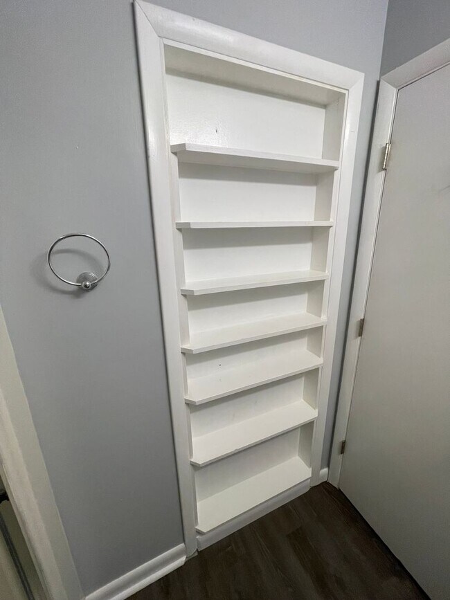 Building Photo - Updated 2br 2ba End Unit in Chancellor Squ...