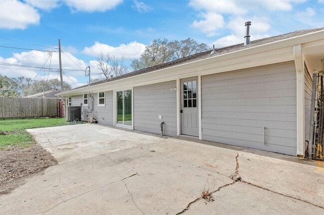 Building Photo - 10615 Clematis Ln