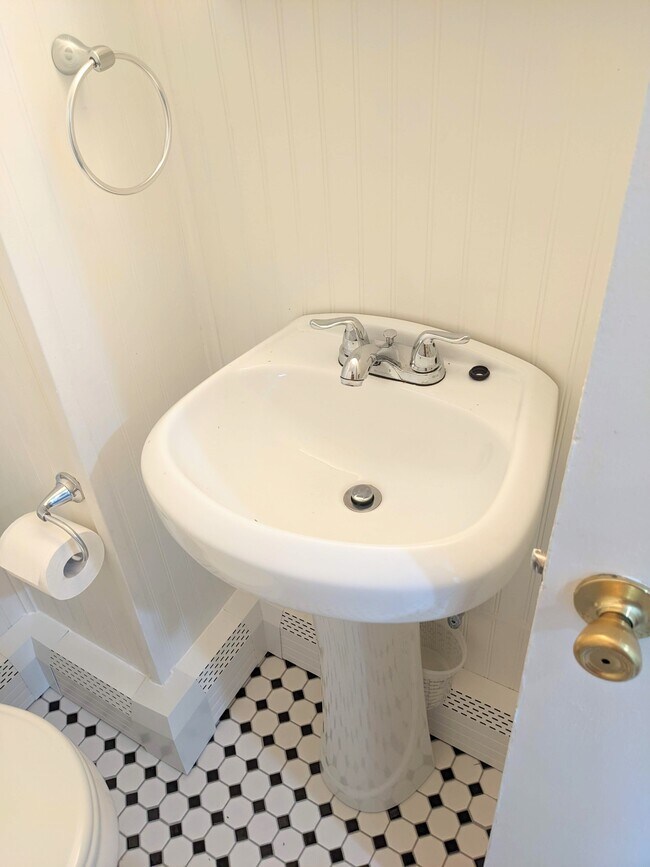 Building Photo - 612 E Morton St