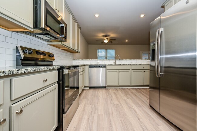 Building Photo - 2851 Saratoga Lake View