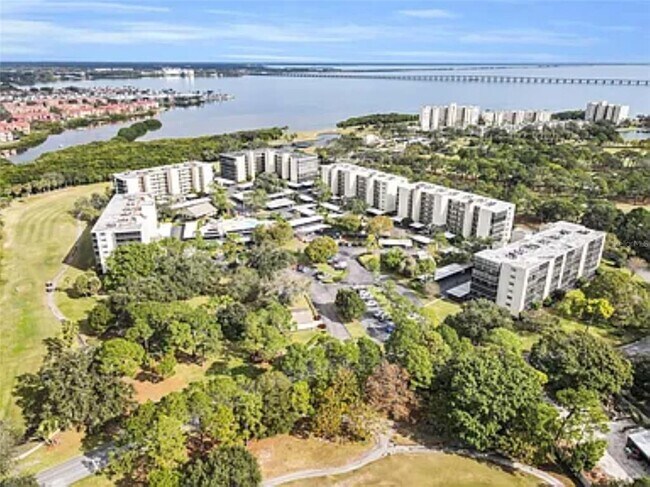 Building Photo - 2800 Cove Cay Dr
