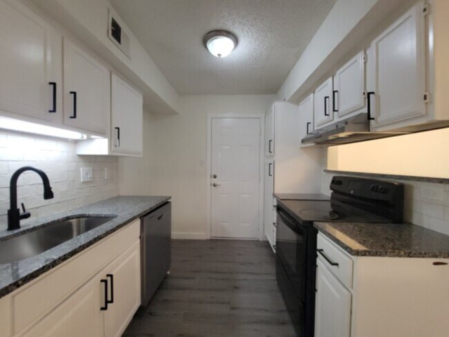 Building Photo - 10652 Hamlin Dr