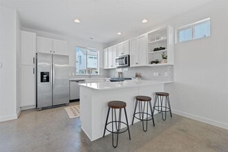 Building Photo - 801 N Bluff Dr