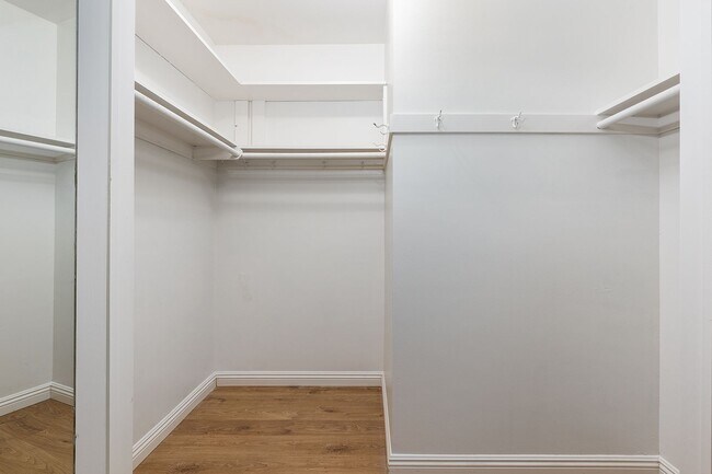 Building Photo - Spacious 2BR on Millionaire's Row!