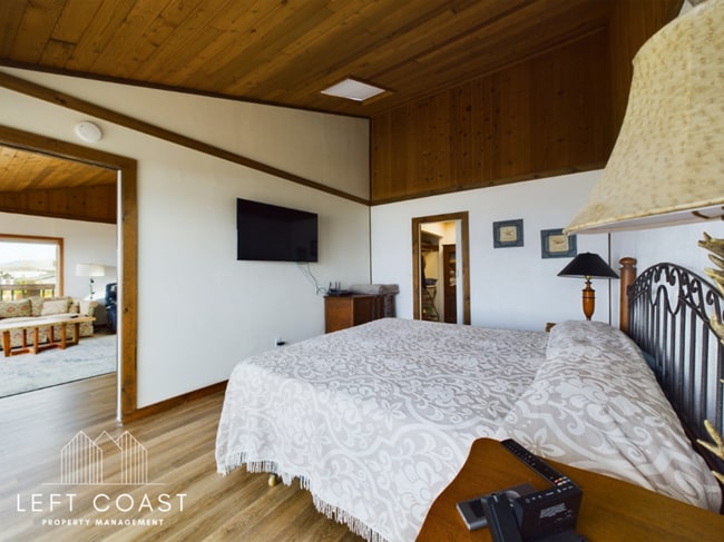 Building Photo - 1033 NW Inlet Ave