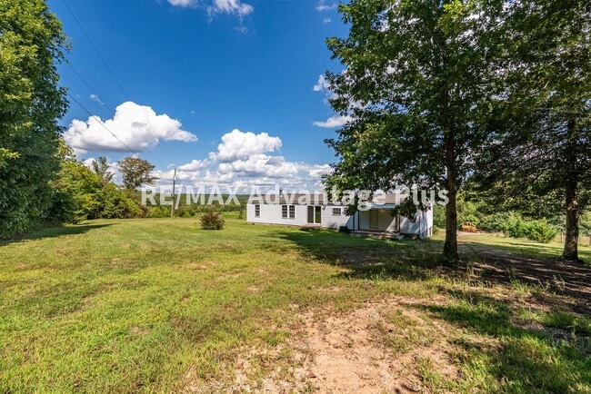 Building Photo - Spacious 4 bedroom home in private setting
