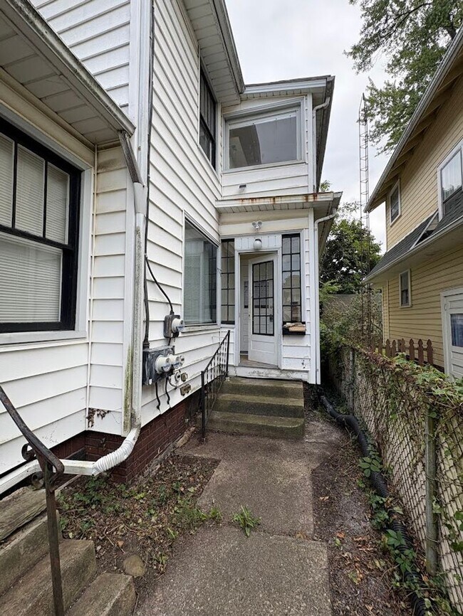 Building Photo - 17th and Oxford Triplex